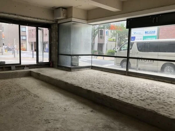 関内のスケルトン店舗物件の内装