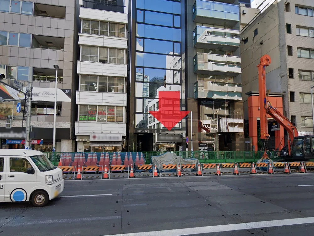 九段下の事務所仕様店舗物件のエントランス