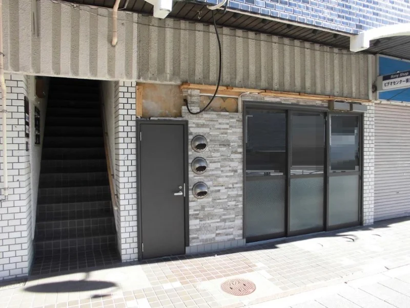 横須賀中央の事務所仕様店舗物件のエントランス