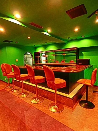 雑色の居抜き店舗の内装