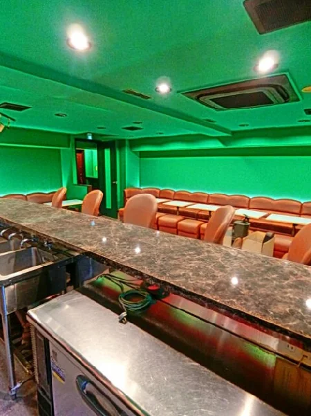 雑色の居抜き店舗の内装