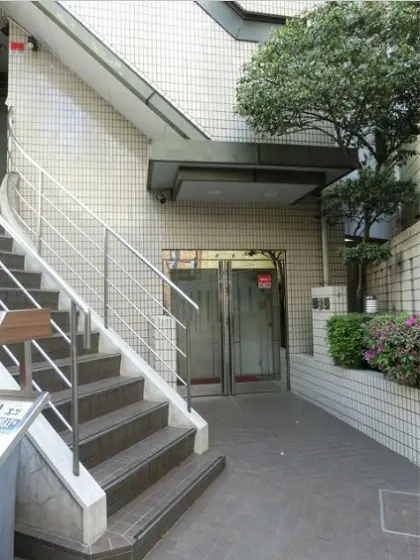 貸店舗(スケルトン)の入口