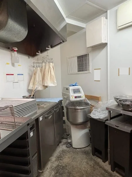 テイクアウトの居抜き物件の厨房