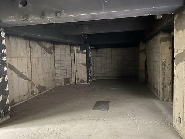 目白のスケルトン店舗物件の内装