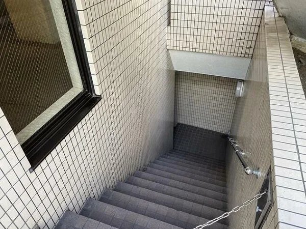 目白のスケルトン店舗物件のエントランス