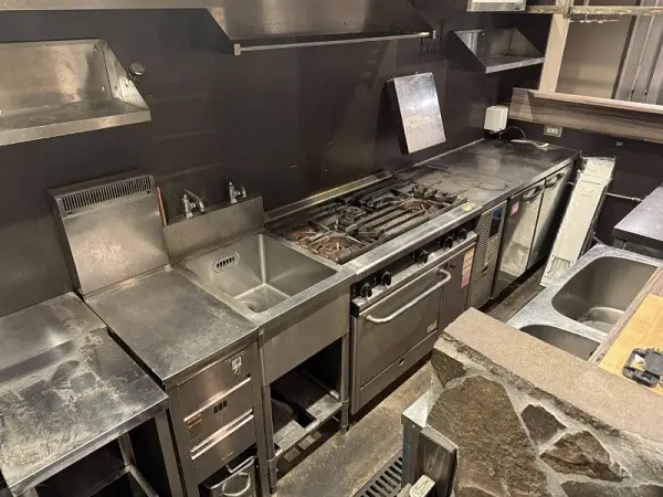 ダイニングバーの居抜き物件の厨房