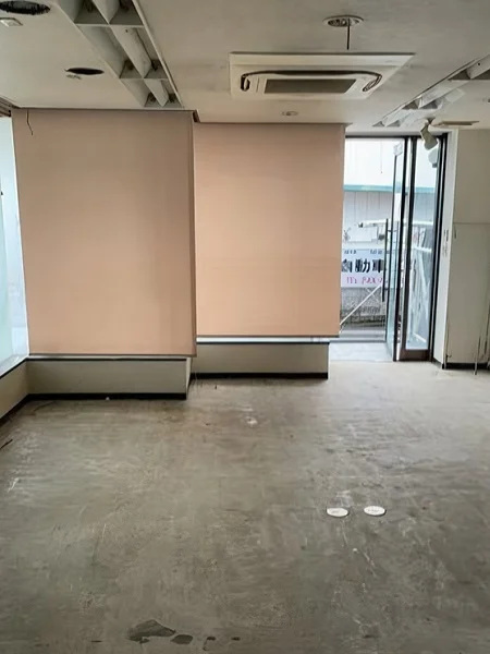 朝霞のスケルトン店舗物件の内装