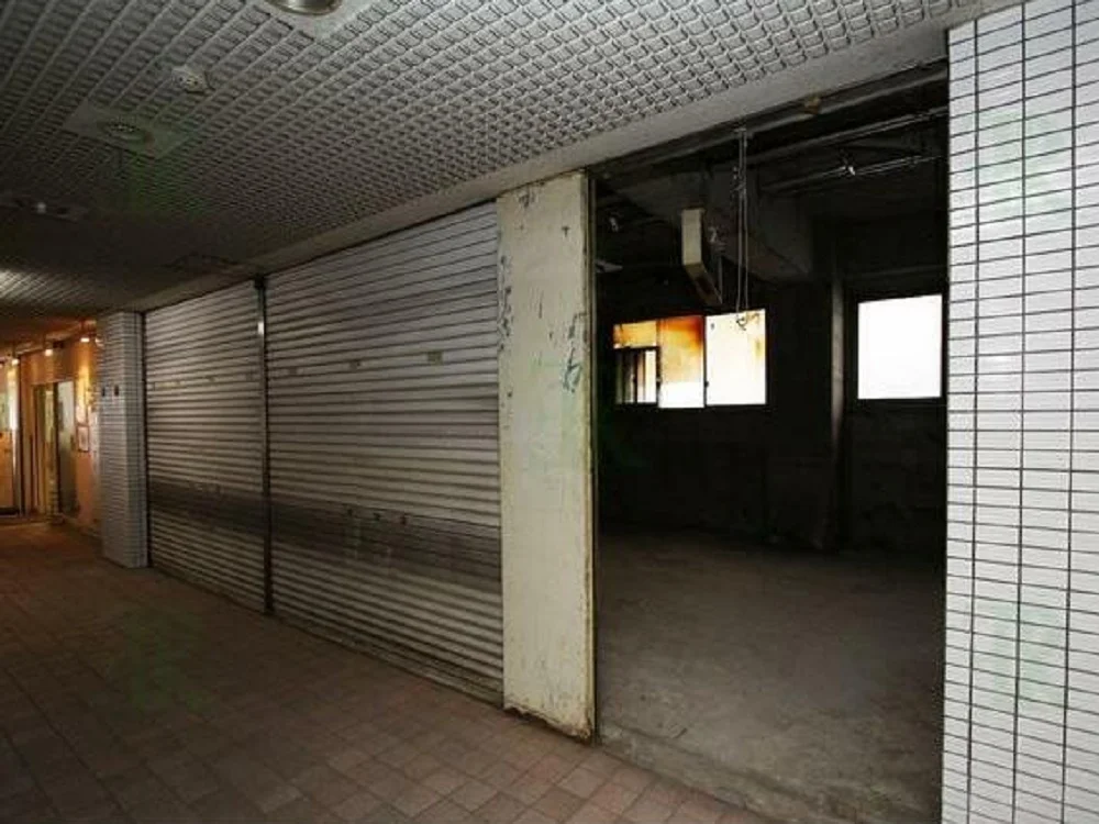 貸店舗(スケルトン)のエントランス