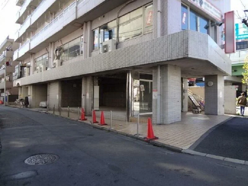 貸店舗(スケルトン)の外観