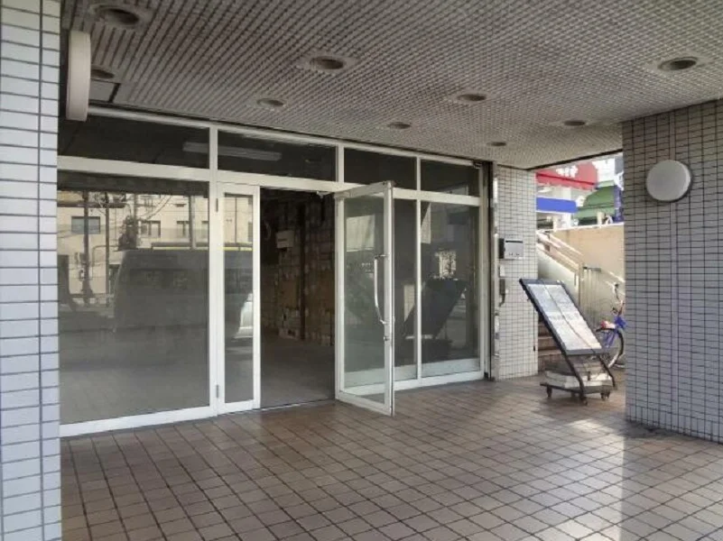 貸店舗(スケルトン)のエントランス