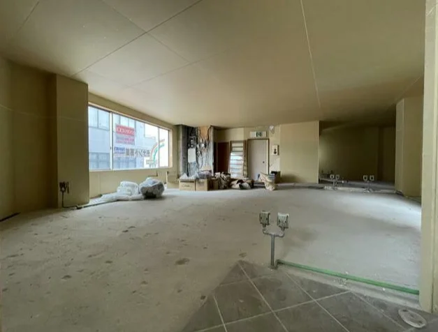 福生のスケルトン店舗物件の内装