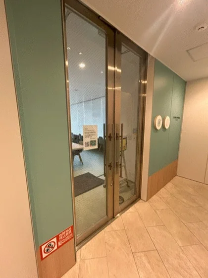 立川のスケルトン店舗物件のエントランス