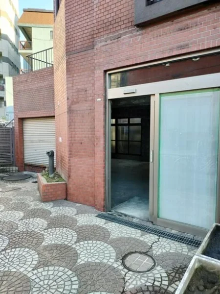 貸店舗(スケルトン)のエントランス