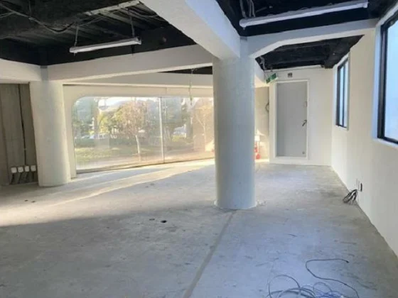 新桜台のスケルトン店舗物件の内装