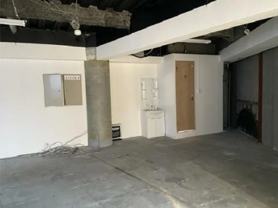 新桜台のスケルトン店舗物件の内装