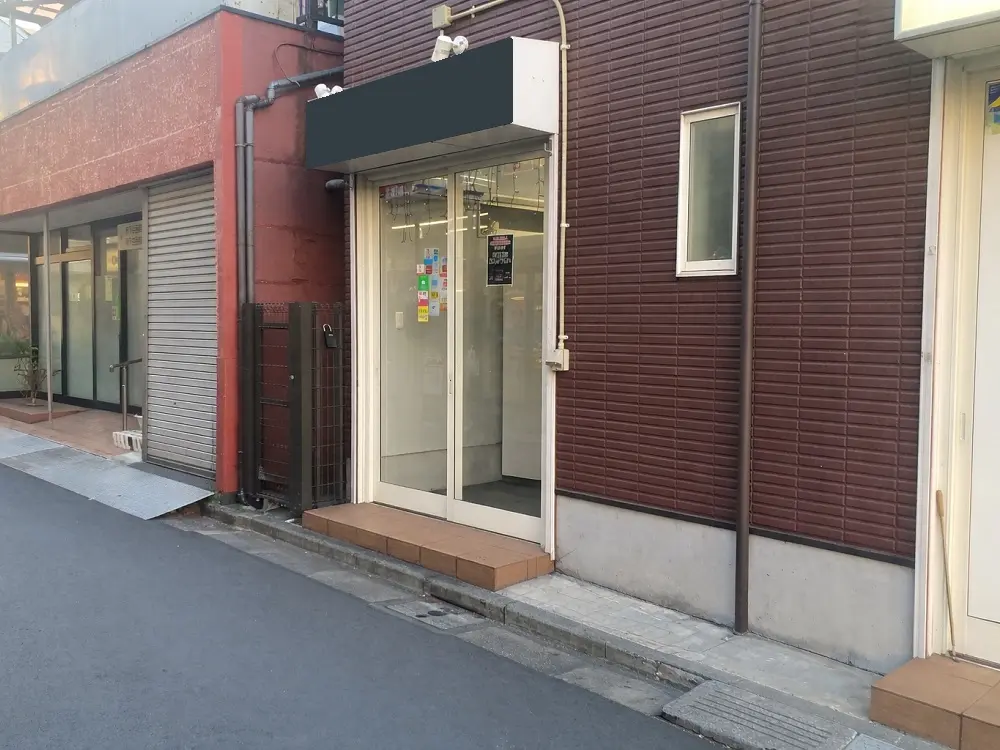 物販の居抜き物件のエントランス