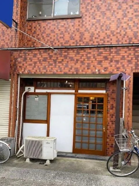 小作の居抜き店舗のエントランス