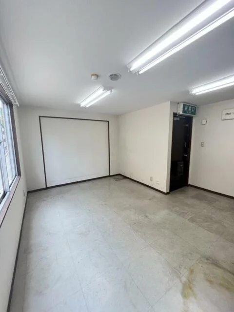 日暮里の事務所仕様店舗物件の内装