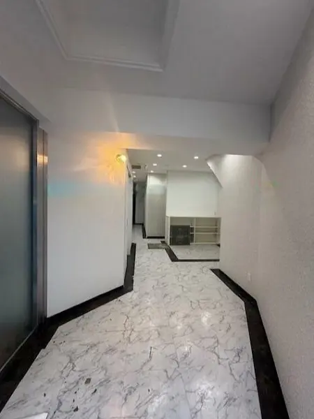 新橋のスケルトン店舗物件の内装