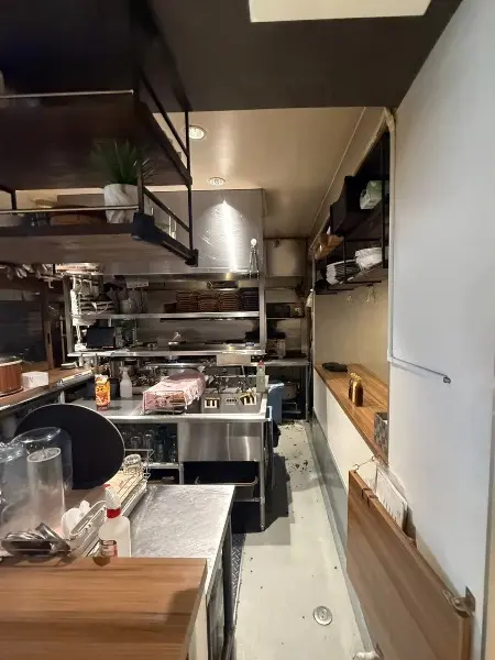 ダイニングバーの居抜き物件の厨房