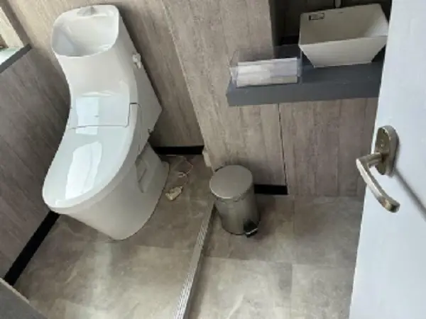 横浜の事務所仕様店舗物件のトイレ