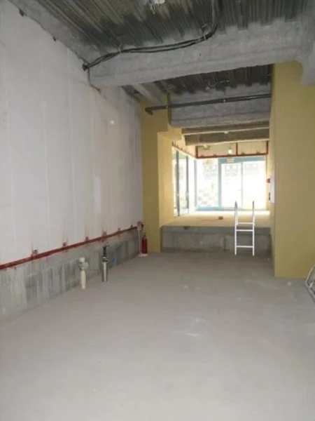 石川町のスケルトン店舗物件の内装