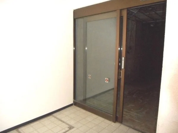 我孫子のスケルトン店舗物件のエントランス