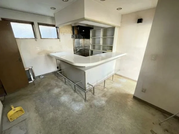 県立大学のスナック・パブ居抜きの内装