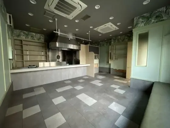 大師前の鉄板焼き居抜きの内装