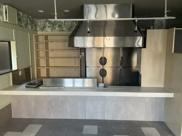 大師前の鉄板焼き居抜きの内装