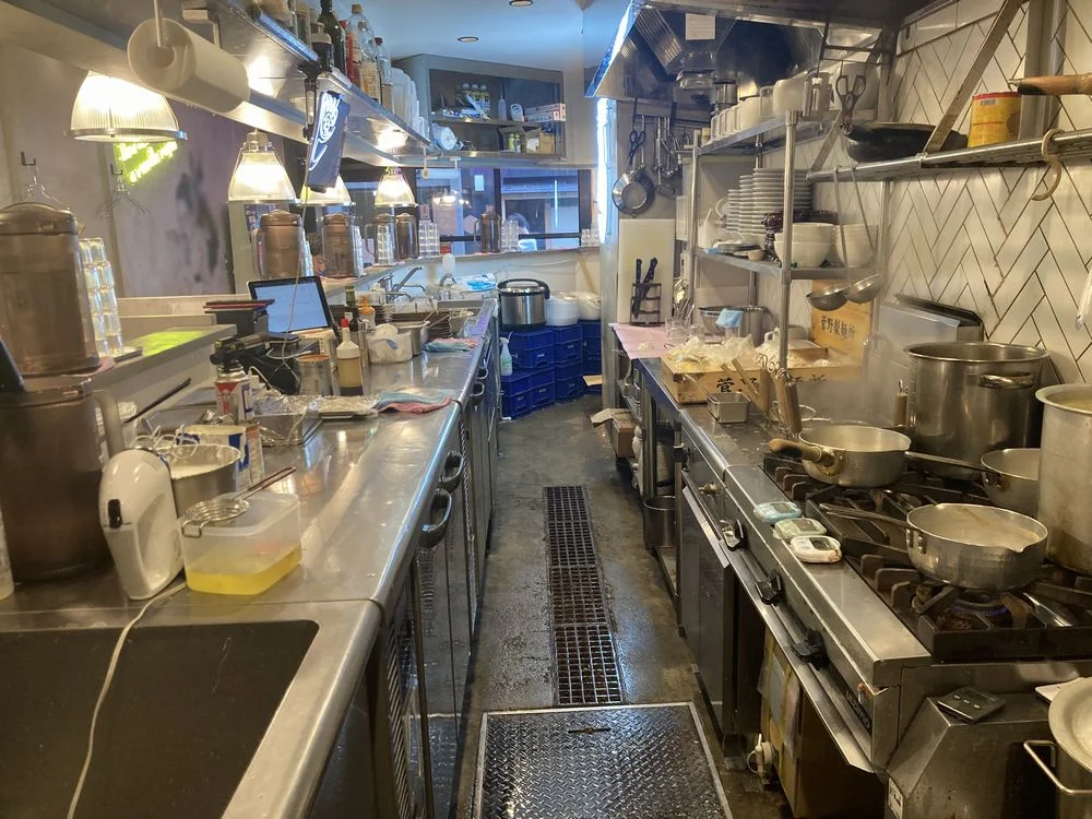 新宿御苑前のラーメン居抜きの厨房
