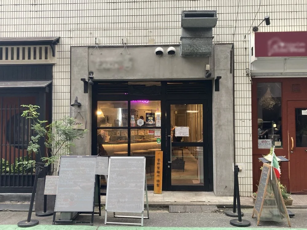 新宿御苑前のラーメン居抜きのエントランス