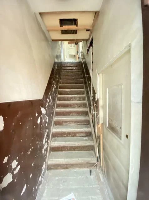 阪東橋のスケルトン店舗物件の内装