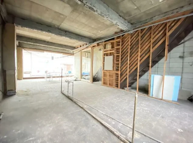 阪東橋のスケルトン店舗物件の内装