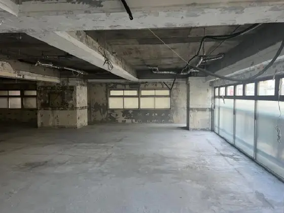 大山のスケルトン店舗物件の内装