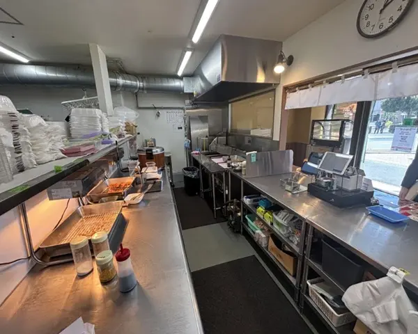 定食屋の居抜き物件の厨房