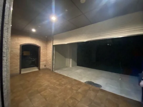 志木のスケルトン店舗物件のエントランス