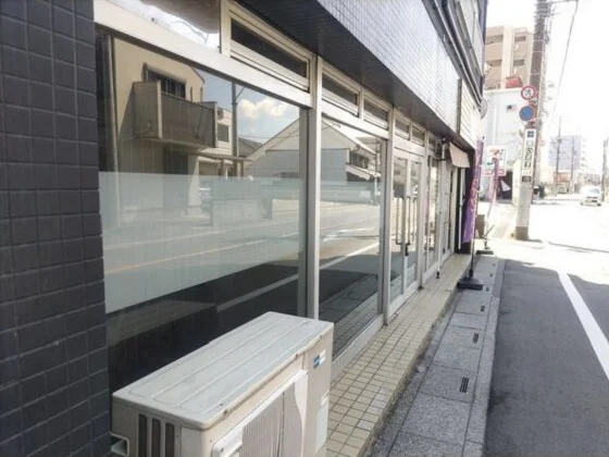 狭山市の居抜き店舗のエントランス