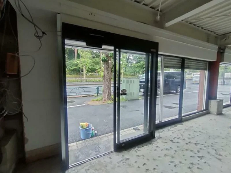 武蔵小金井のスケルトン店舗物件のエントランス