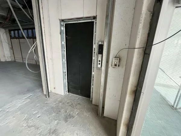 柏のスケルトン店舗物件の内装