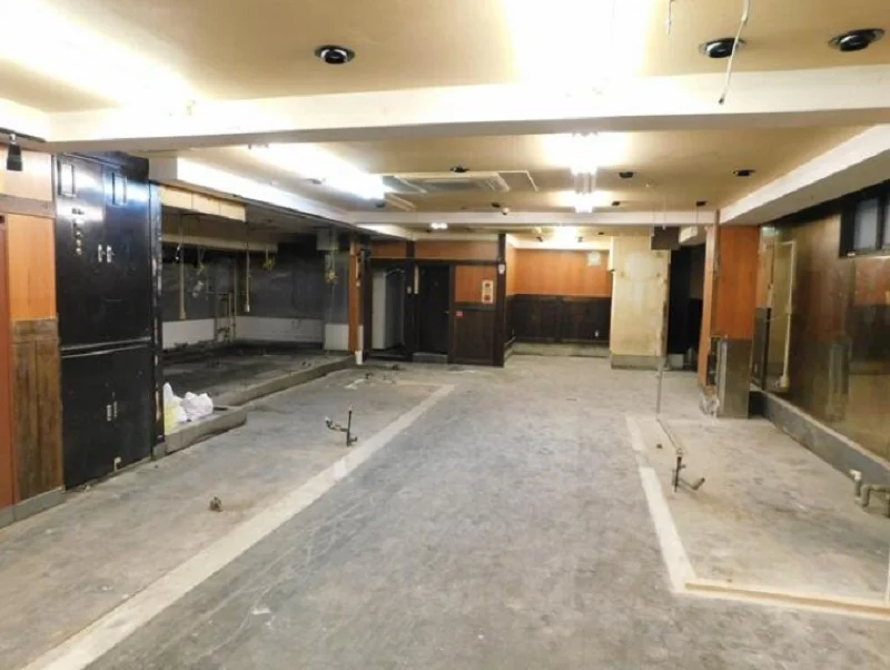 大山のスケルトン店舗物件の内装