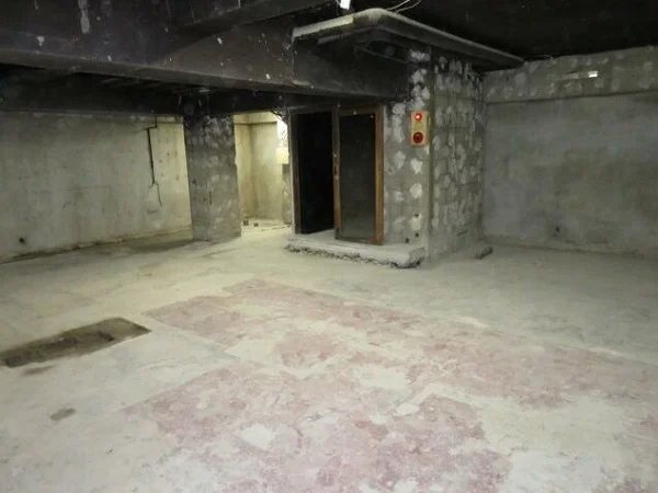 綱島のスケルトン店舗物件の内装