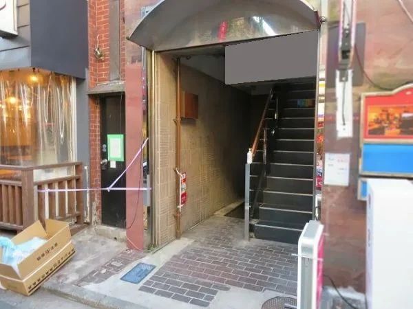 綱島のスケルトン店舗物件のエントランス