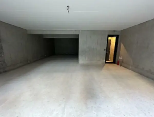 自由が丘のスケルトン店舗物件の内装