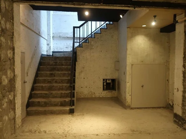 関内のスケルトン店舗物件のエントランス