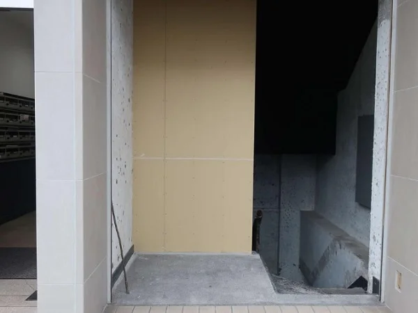 貸店舗(スケルトン)のエントランス