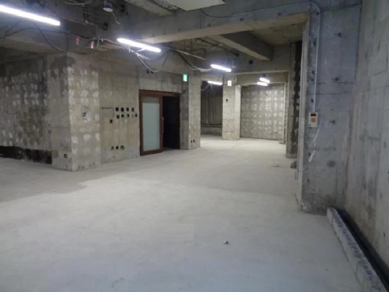 京王八王子のスケルトン店舗物件の内装