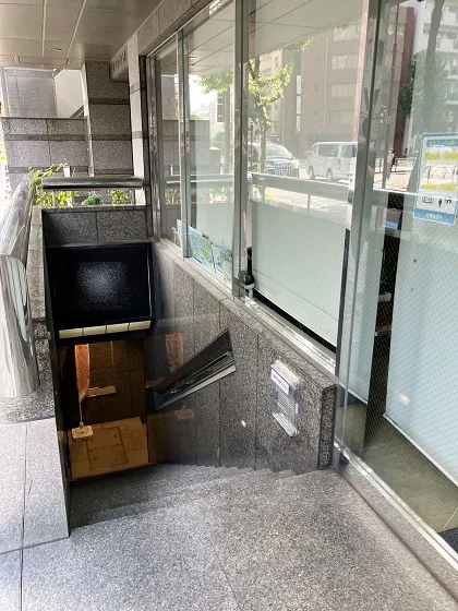 半蔵門のスケルトン物件のエントランス