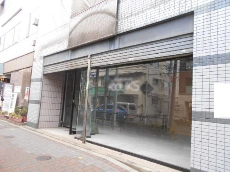 貸店舗(スケルトン)のエントランス