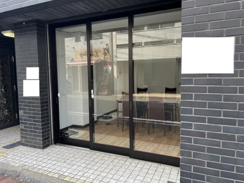 淡路町の事務所仕様店舗物件のエントランス